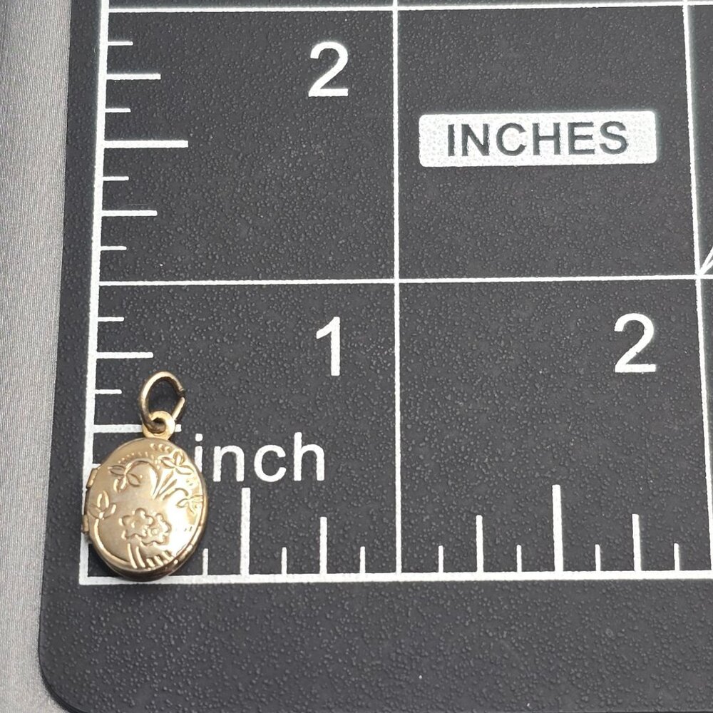 VTG Mini Gold Tone Floral Etched Locket Pendant 5/8" Oval Victorian Revival - Picture 4 of 5